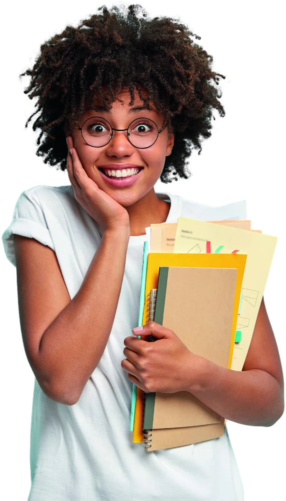 Estudante com óculos e livros, em imagem da campanha Evolutime.